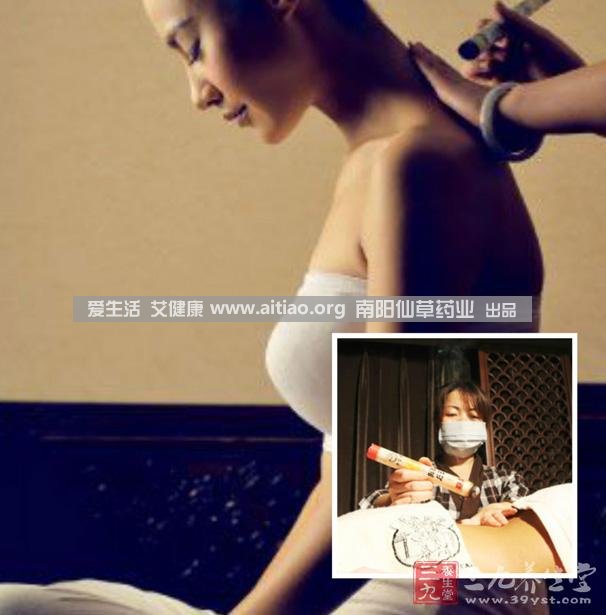 足三里穴是位于外膝的下3寸、脛骨外側(cè)一橫指左右的位置，艾灸10-15分鐘即可，需堅(jiān)持一段時(shí)間，很快可以看到祛濕的效果。