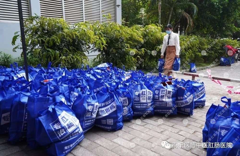 獻愛心&middot;戰(zhàn)疫情｜我院支部走進安吉華都小區(qū)開展捐物活動